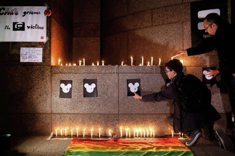 У посольства США в Сантьяго (Чили) почтили память жертв теракта в Орландо