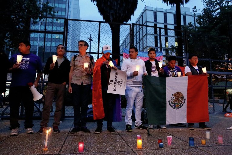 Члены ЛГБТ-сообщества почтили память жертв в Орландо перед зданием посольства США в Мехико
