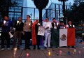 Члены ЛГБТ-сообщества почтили память жертв в Орландо перед зданием посольства США в Мехико