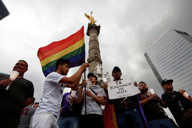 Члены ЛГБТ-сообщества в Мехико почтили память жертв в Орландо