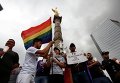 Члены ЛГБТ-сообщества в Мехико почтили память жертв в Орландо