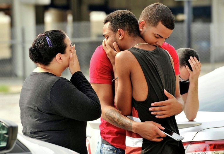 Члены ЛГБТ-сообщества скорбят по жертвам теракта в Орландо