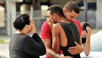 Члены ЛГБТ-сообщества скорбят по жертвам теракта в Орландо