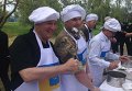 В Мариуполе Аваков и Тарута кормили людей кашей