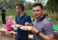 В Мариуполе Аваков и Тарута кормили людей кашей