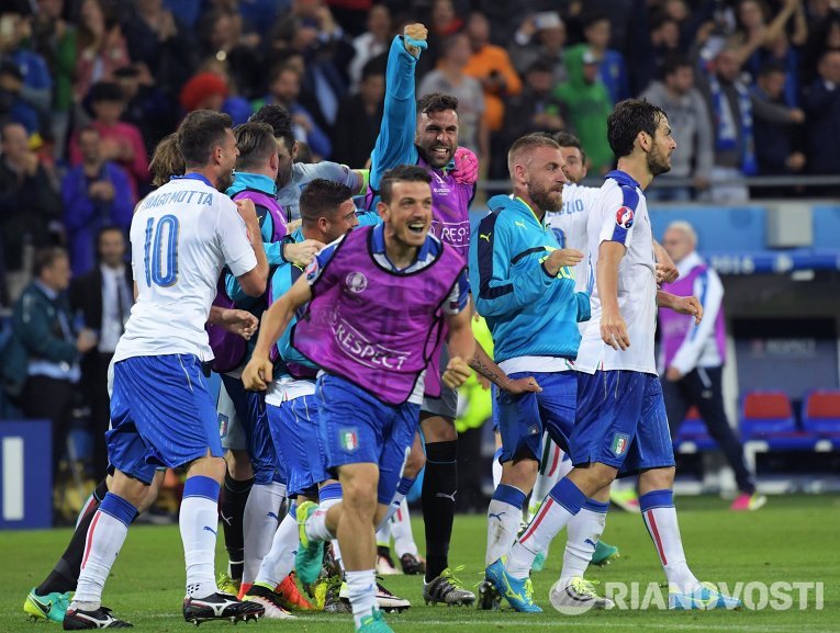 Игроки сборной Италии радуются забитому голу в матче группового этапа чемпионата Европы по футболу.
