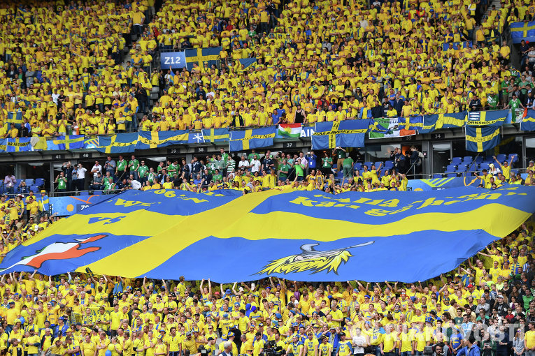 Шведские болельщики перед началом матча группового этапа чемпионата Европы по футболу - 2016 между сборными командами Ирландии и Швеции