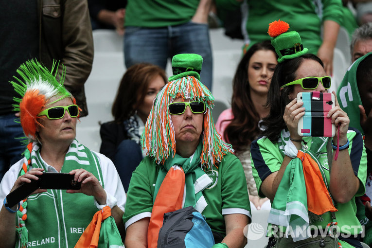 Ирландские болельщики перед началом матча группового этапа чемпионата Европы по футболу - 2016 между сборными командами Ирландии и Швеции