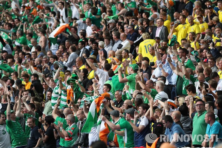 Болельщики сборной Ирландии радуются забитому мячу в матче группового этапа чемпионата Европы по футболу - 2016 между сборными командами Ирландии и Швеции