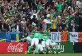 Игроки сборной Ирландии радуются забитому мячу в матче группового этапа чемпионата Европы по футболу - 2016 между сборными командами Ирландии и Швеции