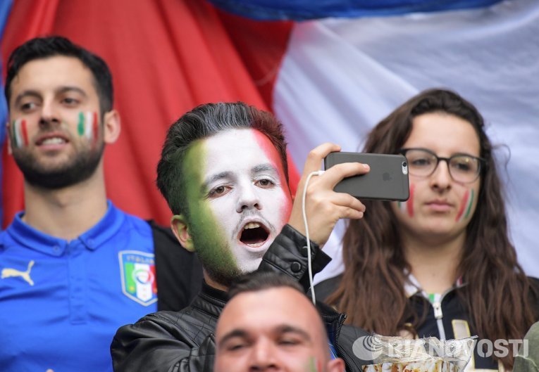 Итальянские болельщики перед началом матча группового этапа чемпионата Европы по футболу - 2016 между сборными командами Бельгии и Италии в Лионе