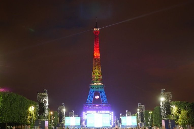Эйфелеву башню в Париже на несколько минут подсветили в цвета радужного флага ЛГБТ.