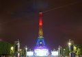 Эйфелеву башню в Париже на несколько минут подсветили в цвета радужного флага ЛГБТ.
