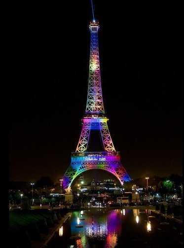 Эйфелеву башню в Париже на несколько минут подсветили в цвета радужного флага ЛГБТ