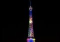 Эйфелеву башню в Париже на несколько минут подсветили в цвета радужного флага ЛГБТ