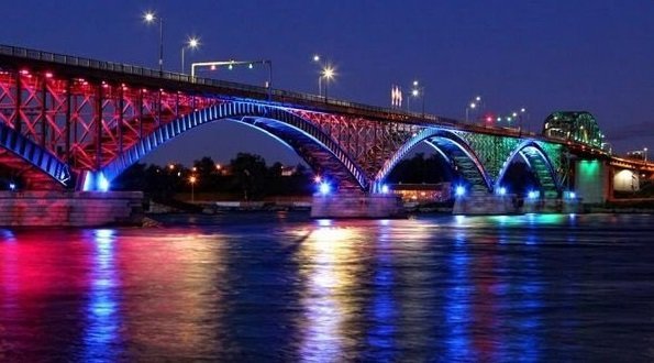 Мост Buffalo подсветили в цвета радужного флага ЛГБТ