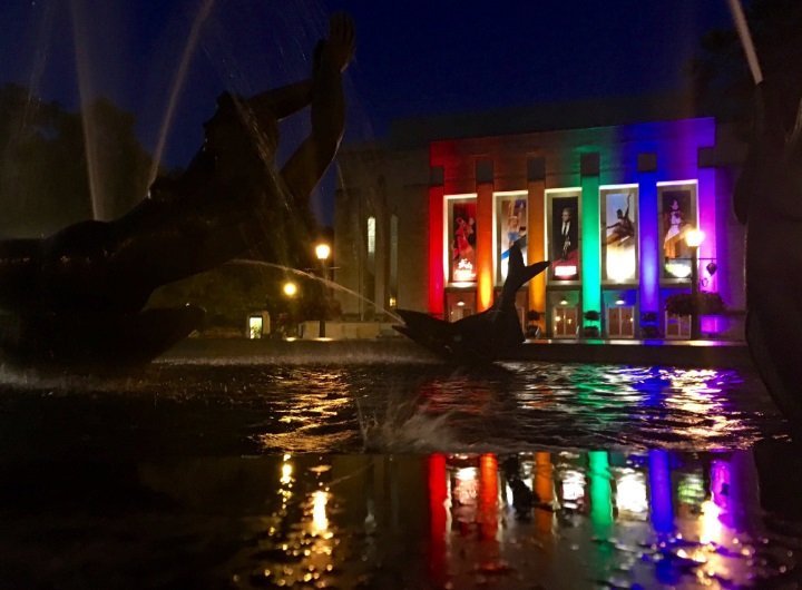 Индианский университет подсветили в цвета радужного флага ЛГБТ