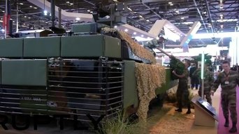 На выставке военных достижений, которая проходит в пригороде Парижа, неизвестные облили французский танк. Видео