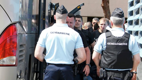 Российские болельщики, около 40 человек, были задержаны на юге Франции с целью не допустить повторения событий в Марселе, заявил министр внутренних дел Бернар Казнев.