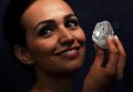 Самый большой природный алмаз ювелирного качества выставлен на аукцион Sotheby's.Драгоценный камень по размерам напоминает теннисный мяч, его вес - 1109 каратов. Эксперты предполагают, что такое редкое украшение будет продано примерно за 70 миллионов долларов.