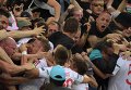 Венгерские болельщики поздравляют игроков сборной Венгрии с забитым мячом в матче группового этапа чемпионата Европы по футболу - 2016 между сборными командами Австрии и Венгрии