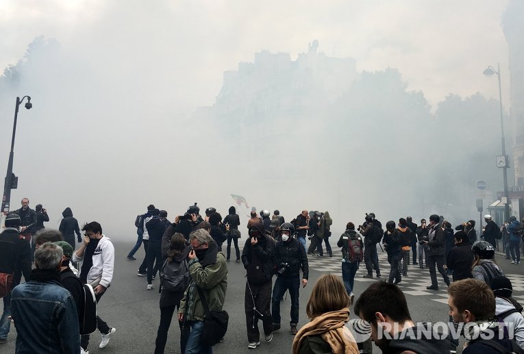 Участники акции протеста против реформы труда на одной из улиц Парижа