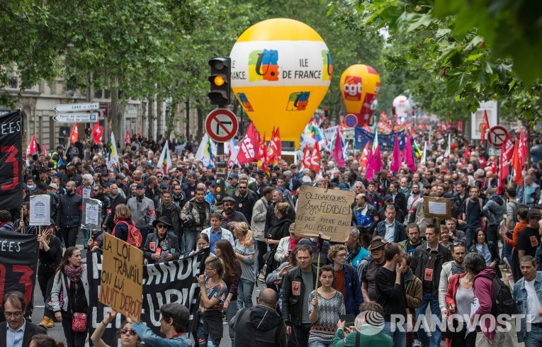 Участники акции протеста, организованной профсоюзами Франции против нового трудового законодательства, на одной из улиц Парижа