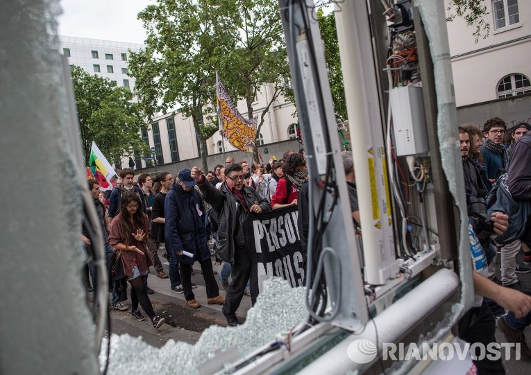 Участники акции протеста, организованной профсоюзами Франции против нового трудового законодательства, на одной из улиц Парижа