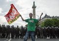 Участник акции протеста, организованной профсоюзами Франции против нового трудового законодательства, на одной из улиц Парижа