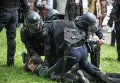 Полицейские проводят задержание участника акции протеста, организованной профсоюзами Франции против нового трудового законодательства, на одной из улиц Парижа