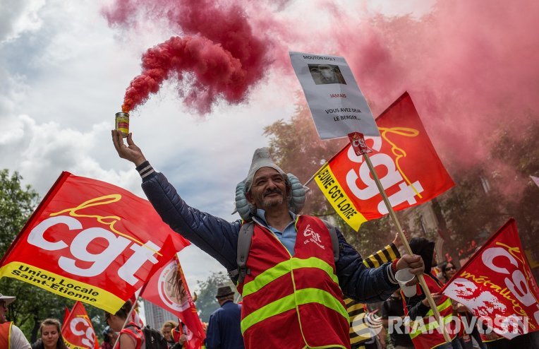 Участники акции против нового трудового законодательства на одной из улиц Парижа