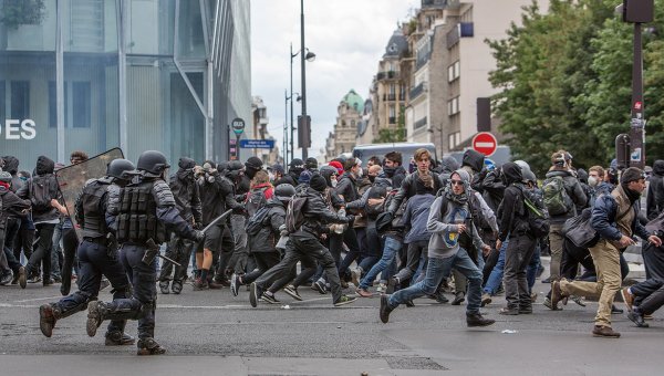 Массовый протест против нового трудового законодательства в Париже