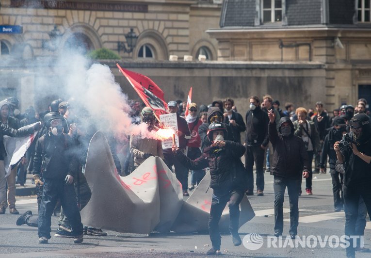 Участники акции против нового трудового законодательства на одной из улиц Парижа