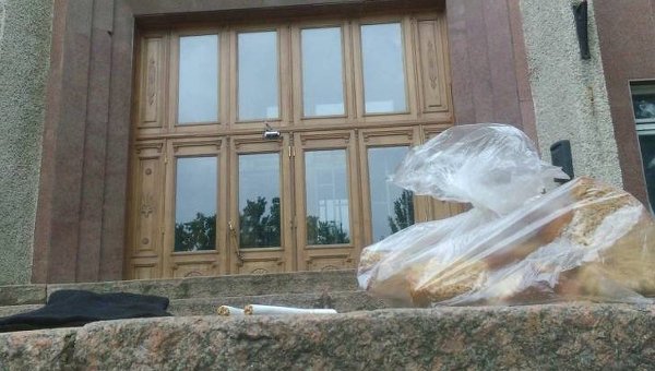 Активисты принесли николаевскому экс-губернатору сухари и сигареты