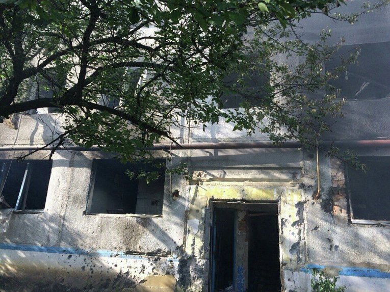 Последствия попадания снаряда в жилой дом в Красногоровке
