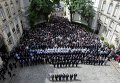 Церемония в честь убитого командира французской полиции
