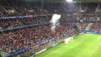Российские болельщики зажгли файер на матче со словаками