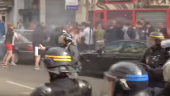 Полиция в Лилле разогнала английских болельщиков слезоточивым газом. Видео