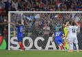 Игроки сборной Франции радуются забитому мячу в матче группового этапа чемпионата Европы по футболу - 2016 между сборными командами Франции и Албании