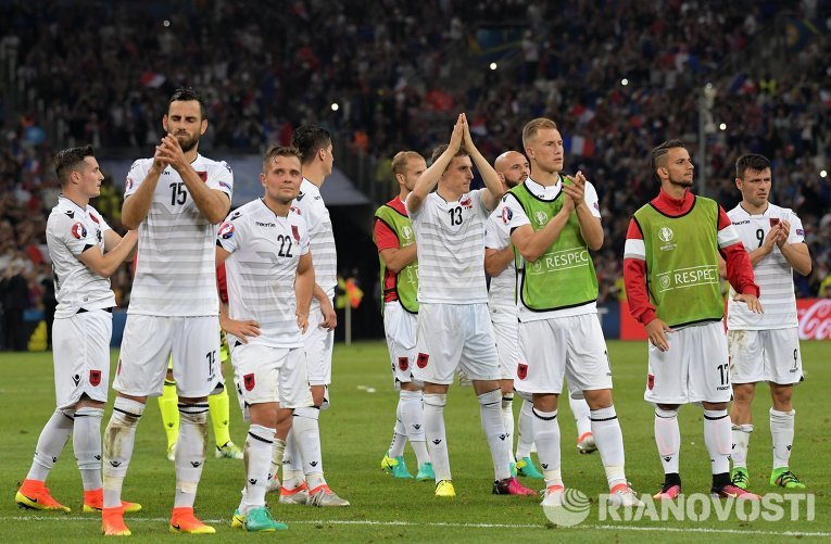 Игроки сборной Албании благодарят своих болельщиков за поддержку в матче группового этапа чемпионата Европы по футболу - 2016 между сборными командами Франции и Албании