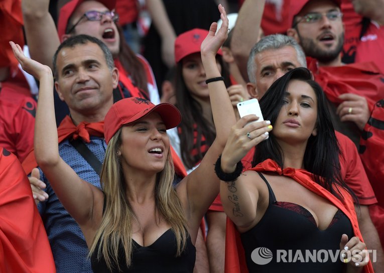 Болельщицы сборной Албании перед началом матча группового этапа чемпионата Европы по футболу - 2016 между сборными командами Франции и Албании