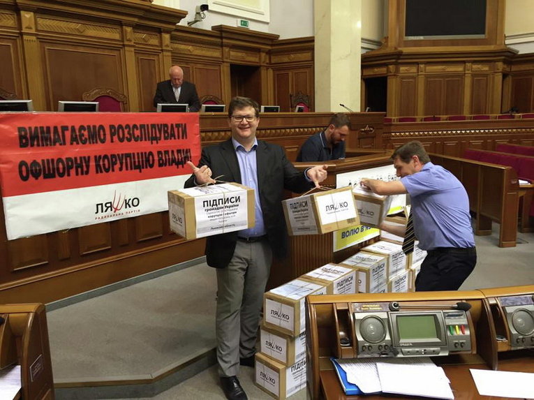 Радикальная партия собрала 100 тыс подписей украинцев за расследование оффшорного скандала