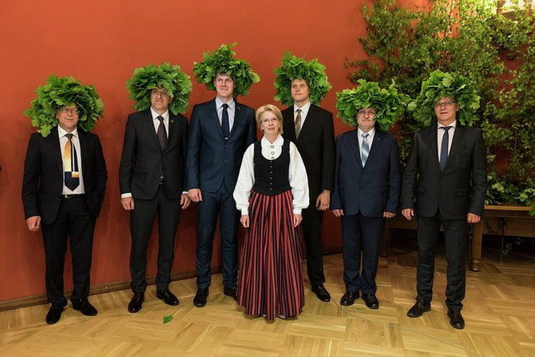 Спикер парламента Латвии и некоторые депутаты пришли в национальных костюмах - отмечают приближение Янова дня