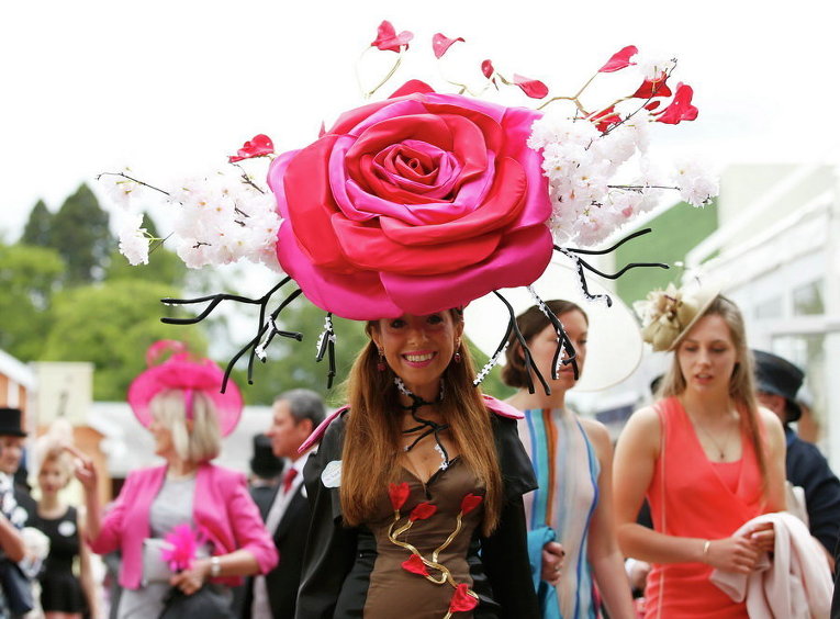 Девушка в необычной шляпке на скачках  Royal Ascot в Великобритании