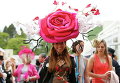 Девушка в необычной шляпке на скачках  Royal Ascot в Великобритании