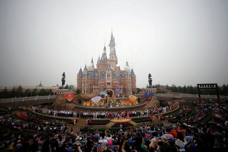 Фейерверк в Диснейленде во время церемонии открытия парка в Шанхае