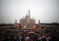 Фейерверк в Диснейленде во время церемонии открытия парка в Шанхае
