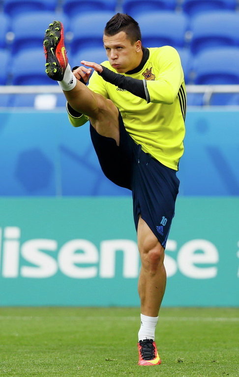 Украинский футболист Коноплянка во время тренировки перед матчем на Евро-2016