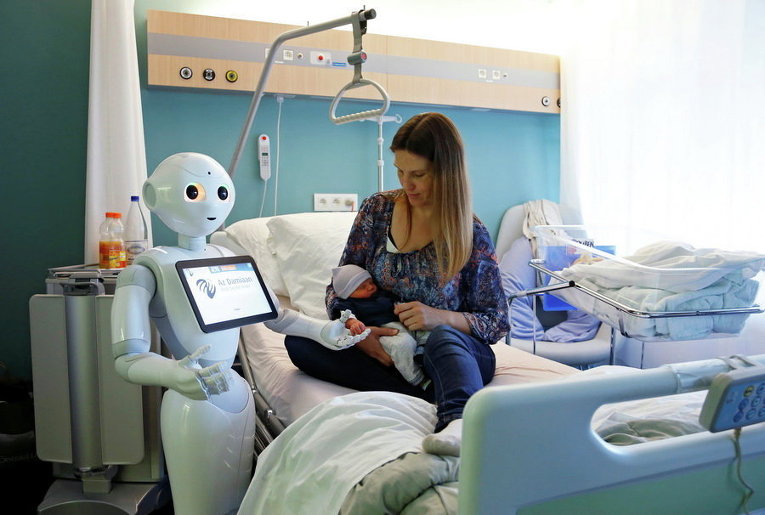 Робот Pepper разработан, чтобы заботиться о пациентах, больница в Остенде, Бельгия
