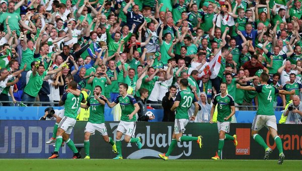 Игроки сборной Северной Ирландии и болельщики радуются победе